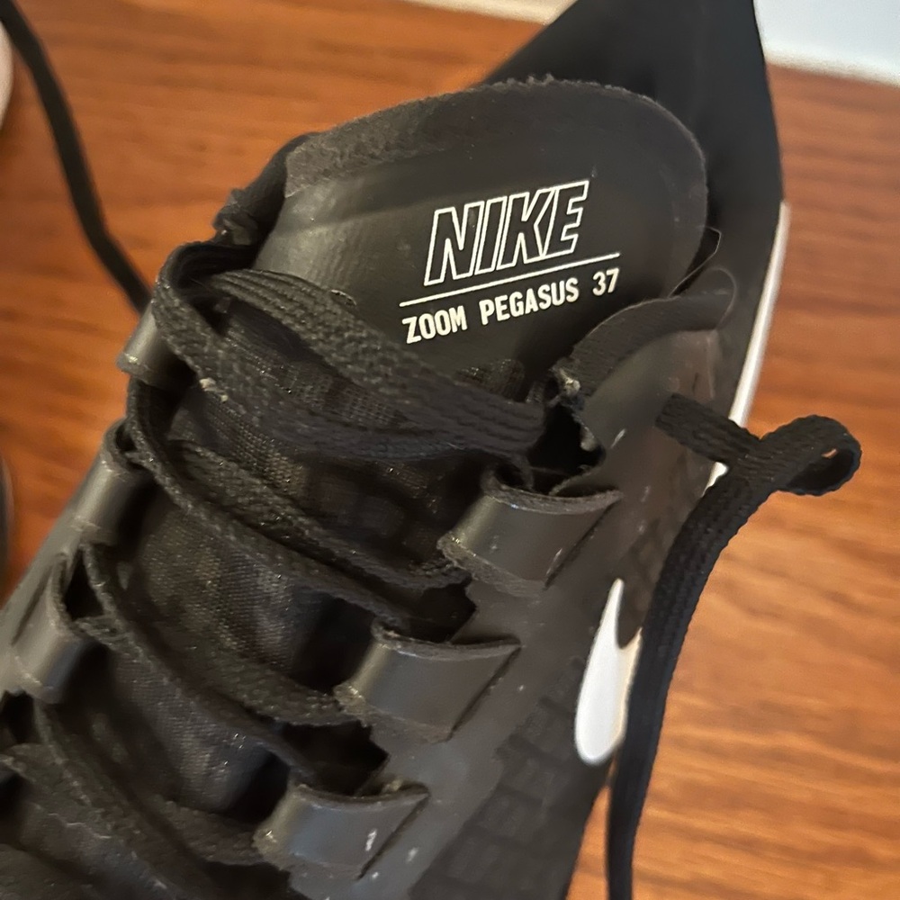 Nike Men's Black and White Athletic Shoes - Picture 3 of 3